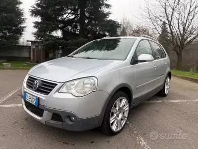 Usado VW Polo Cross 69 CV (50 kW) 2006 Gris Utilitario