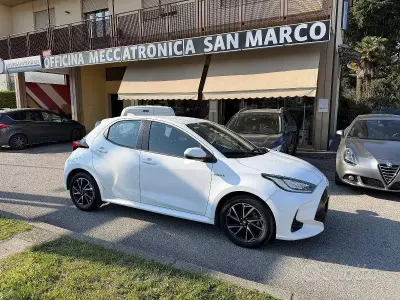 Begagnad Toyota Yaris Hybrid Trend 92 HK (67 kW) 2021 Vit SUV