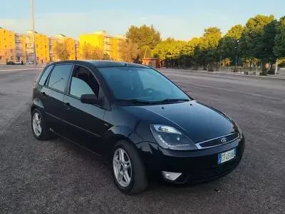 Usata Ford Fiesta Ghia 68 CV (50 kW) 2005 Nero Utilitaria