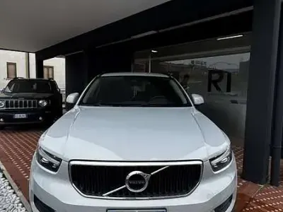 Usata Volvo XC40 Momentum 129 CV (94 kW) 2021 Argento SUV