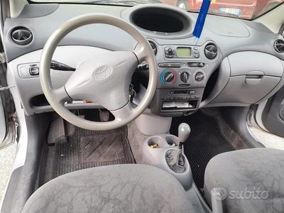 Usata Toyota Yaris 68 CV (50 kW) 2001 Grigio Utilitaria