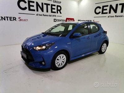 Usata Toyota Yaris Hybrid Active 92 CV (67 kW) 2021 Blu Berlina