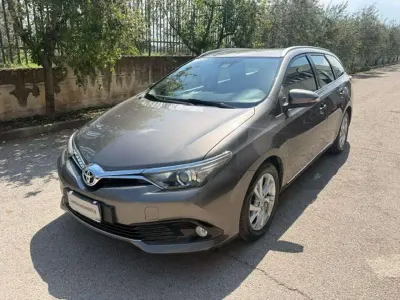 Usata Toyota Auris Touring Sports Lounge 111 CV (81 kW) 2017 Marrone Station wagon