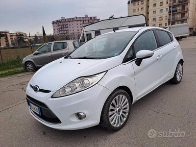 Usata Ford Fiesta 59 CV (43 kW) 2010 Bianco Utilitaria