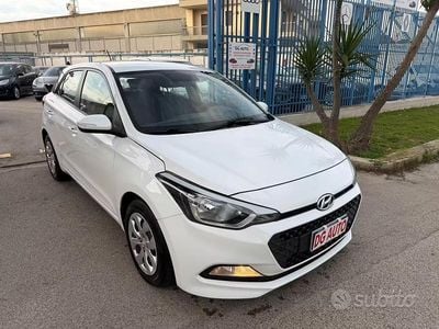 Usata Hyundai i20 75 CV (55 kW) 2015 Bianco Berlina