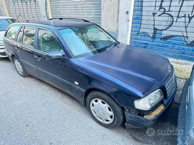 Usata Mercedes C220 125 CV (91 kW) 2000 Blu Station wagon