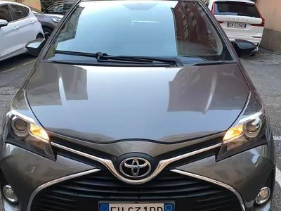 Usata Toyota Yaris Lounge 90 CV (66 kW) 2017 Grigio Berlina