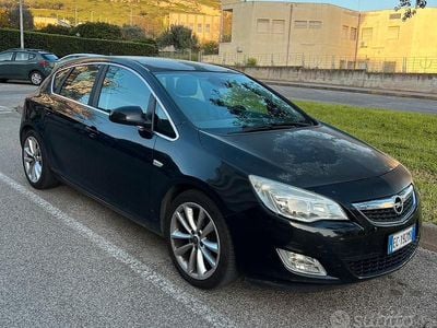 Używany Opel Astra Cosmo 140 KM (102 kW) 2010 Czarny Sedan/Limuzyna