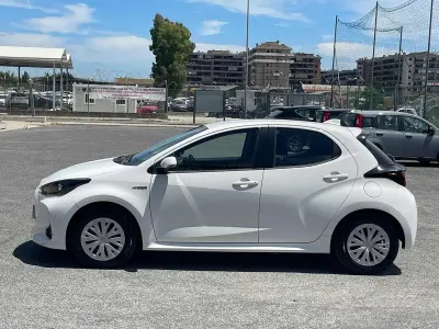 Usata Toyota Yaris Hybrid Business Edition 92 CV (67 kW) 2020 Bianco Berlina