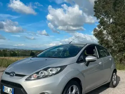 Begagnad Ford Fiesta 2012 Grå Halvkombi