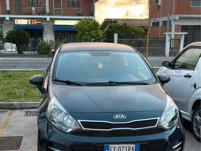 Usata Kia Rio 85 CV (62 kW) 2015 Blu Berlina