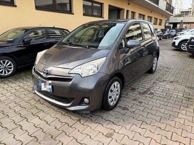 Usata Toyota Verso-S Active 99 CV (72 kW) 2011 Grigio Monovolume
