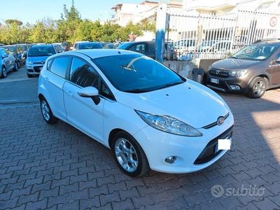 Usata Ford Fiesta Titanium 70 CV (51 kW) 2012 Bianco Utilitaria