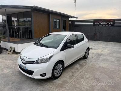 Usata Toyota Yaris Lounge 69 CV (50 kW) 2013 Bianco Utilitaria