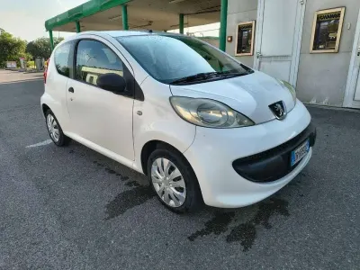 Usata Peugeot 107 68 CV (50 kW) 2008 Bianco Utilitaria