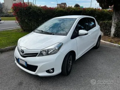 Usata Toyota Yaris Lounge 99 CV (72 kW) 2013 Bianco Utilitaria