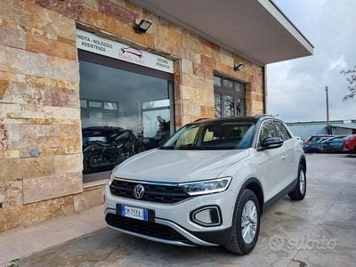 Usata VW T-Roc Life 110 CV (80 kW) 2023 Beige SUV