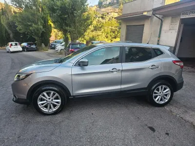 Usata Nissan Qashqai Acenta 110 CV (80 kW) 2017 Grigio SUV