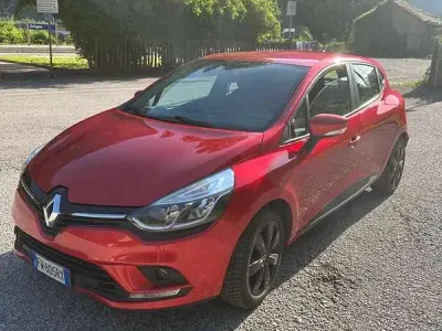 Käytetty Renault Clio IV 90 HP (66 kW) 2019 Punainen Sedan