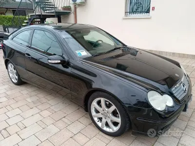 Usata Mercedes C220 Elegance 143 CV (105 kW) 2003 Nero Coupé