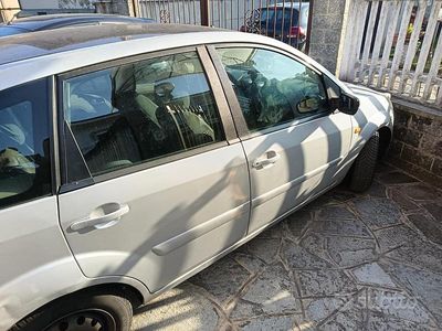 Begagnad Ford Fiesta 2002 Grå Sedan