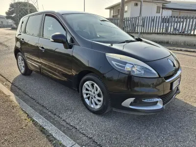 Usata Renault Scénic III 110 CV (80 kW) 2013 Nero pastello Monovolume