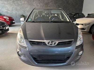 Usata Hyundai i20 Comfort 100 CV (73 kW) 2010 Grigio Berlina