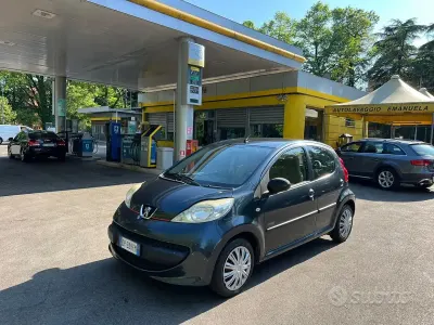 Begagnad Peugeot 107 54 HK (39 kW) 2008 Grå Halvkombi