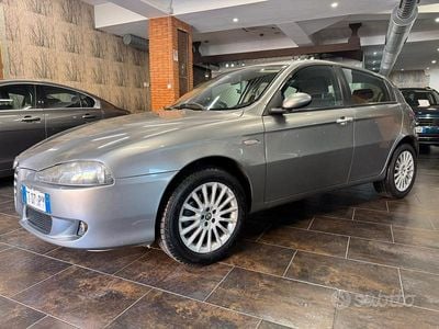 Usata Alfa Romeo 147 Exclusive 105 CV (77 kW) 2005 Grigio Utilitaria