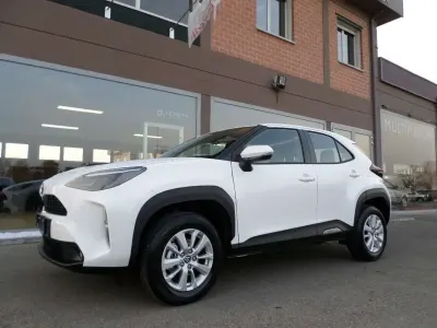 Nuova Toyota Yaris Cross Active 92 CV (67 kW) 2025 Bianco SUV