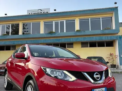 Usata Nissan Qashqai Acenta 131 CV (96 kW) 2017 Rosso SUV