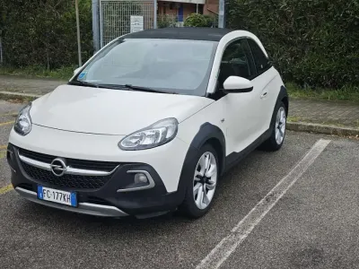 Usata Opel Adam Rocks 69 CV (50 kW) 2016 Bianco Utilitaria