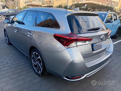 Usata Toyota Auris Lounge 111 CV (81 kW) 2015 Grigio Berlina