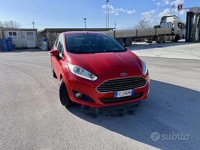 Usata Ford Fiesta Titanium 75 CV (55 kW) 2015 Rosso Berlina