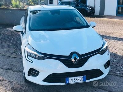 Używany Renault Clio V Evolution 101 KM (74 kW) 2023 Biały Sedan/Limuzyna