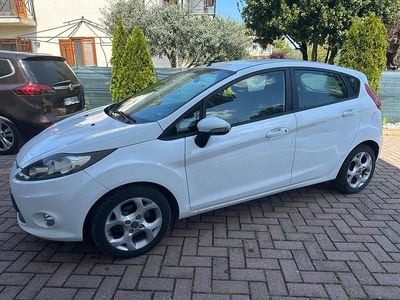 Usata Ford Fiesta Titanium 97 CV (71 kW) 2012 Bianco Utilitaria