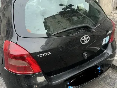 Begagnad Toyota Yaris 75 HK (55 kW) 2006 Svart Halvkombi