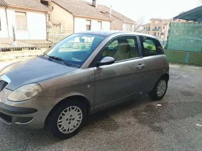 Usado Lancia Ypsilon 69 CV (50 kW) 2005 Gris Utilitario