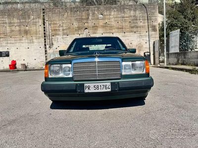 Usata Mercedes E200 122 CV (89 kW) 1991 Verde Berlina