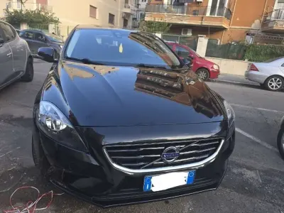 Usata Volvo V40 Momentum 150 CV (110 kW) 2015 Nero Berlina