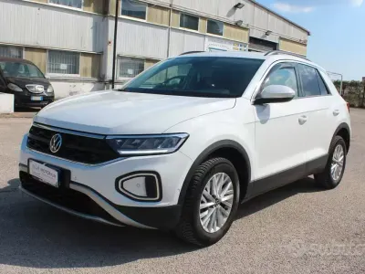 Usata VW T-Roc Life 110 CV (80 kW) 2023 Bianco SUV