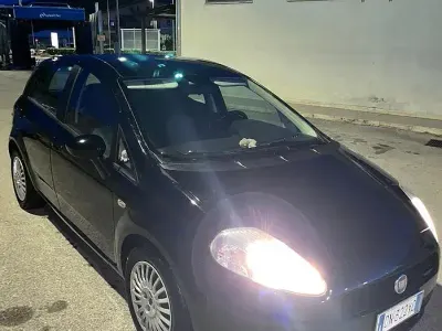 Käytetty Fiat Grande Punto 90 HP (66 kW) 2008 Musta Viistoperä