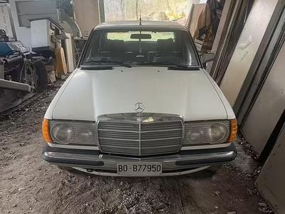 Occasion Mercedes 240 1982 Blanc Berline
