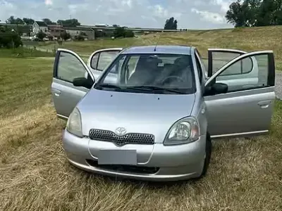 Usata Toyota Yaris 68 CV (50 kW) 2000 Grigio Berlina
