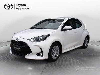 Usata Toyota Yaris Hybrid Active 116 CV (85 kW) 2022 Bianco Berlina