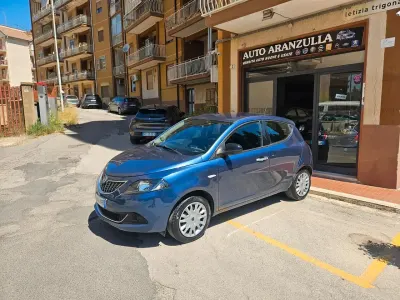 Usata Lancia Ypsilon 69 CV (50 kW) 2022 Blu Utilitaria