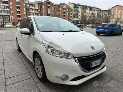 Usata Peugeot 208 Allure 68 CV (50 kW) 2014 Bianco Utilitaria