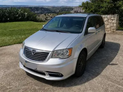 Usata Lancia Voyager Gold 163 CV (119 kW) 2011 Argento Monovolume
