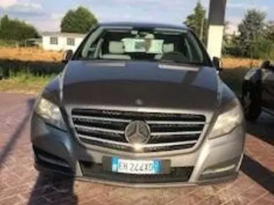 Usata Mercedes R350 265 CV (194 kW) 2011 Argento Monovolume