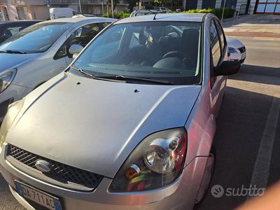 Usata Ford Fiesta 53 CV (38 kW) 2006 Grigio Utilitaria